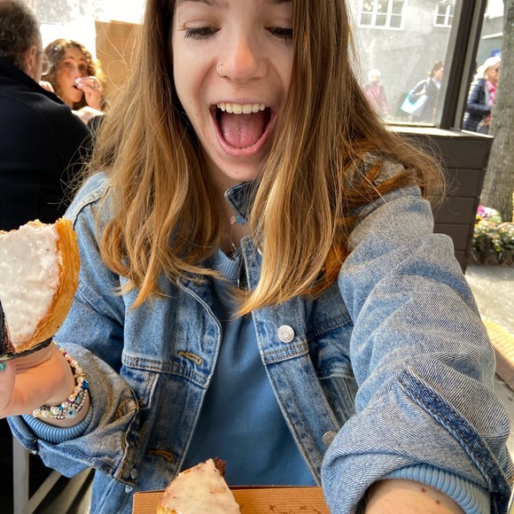 Meet your Posher, Hannah ✨ - Picture 4 of 4